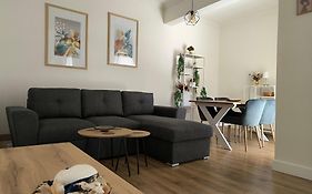Port View, Veranda, 80 Sqm, Spacious Place For 6